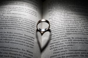 Buch plus Ring gleich Herz